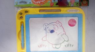 Ребенок учится рисовать