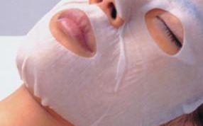 Интенсивно увлажняет и подтягивает кожу