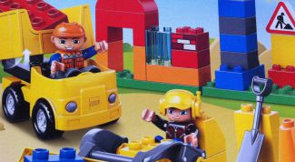 Ребенок в восторге от конструктора &laquo;Lego duplo Строительная площадка&raquo;