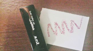 Проверяем на стойкость модную матовую помаду