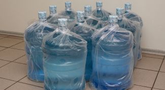 Доставляют хорошую воду нам в офис