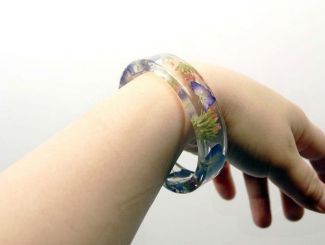 Необычные браслеты с настоящими цветами