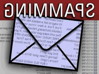 молодой человек выражает радость