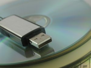 Вирус может проникнуть на компьютер с принесенной флешки