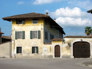 Самостоятельно отремонтировать можно даже большой и старый дом