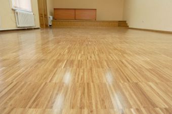 Как выровнять пол под паркет