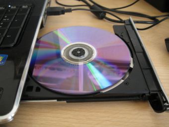 Как вставить диск в дисковод