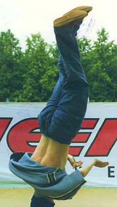 Как научиться крутиться на <strong></p>
<p>голове</strong>