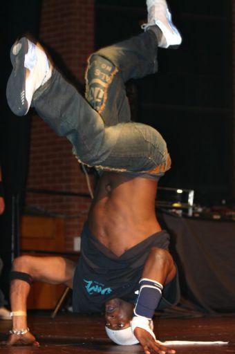 Как научиться крутиться на <strong></p>
<p>голове</strong>