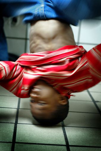 Как научиться крутиться на <strong></p>
<p>голове</strong>