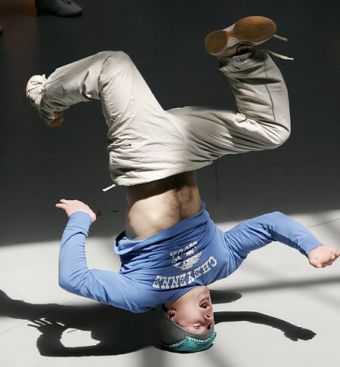 Как научиться крутиться на голове