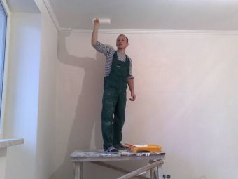 Как покрасить потолок после побелки