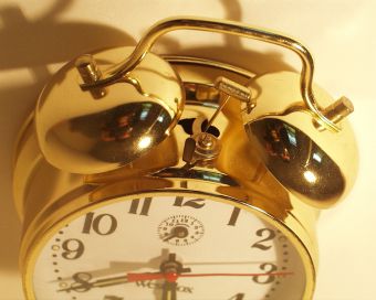 Как поставить будильник на телефон