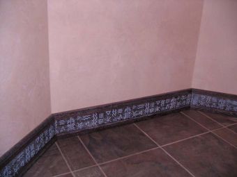 Как заделать щели между полом и стеной