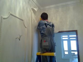 Как наклеить обои на известку
