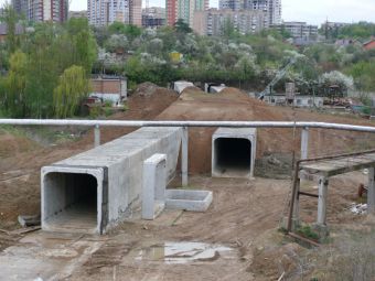 Строительство открытым способом: http://dic.academic.ru/pictures/wiki/files/75/Kharkov_metro_tunnel_construction01.jpg