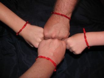 Зачем красная нить на левом запястье