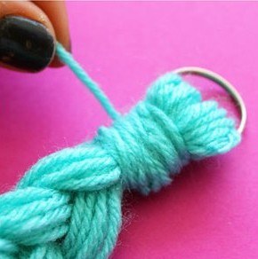 Как сделать красивое украшение из пряжи