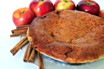 Как испечь бисквитный пирог с яблоками