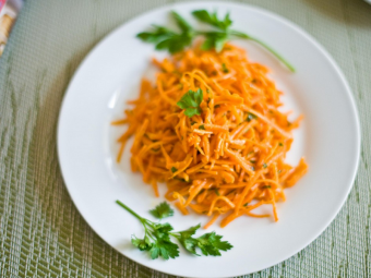 Рецепты салатов из моркови с чесноком 