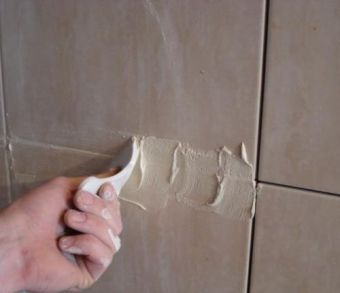 Затирка швов резиновым шпателем наиболее эффективна