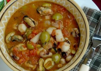 Морепродукты с оливками в томатном соусе