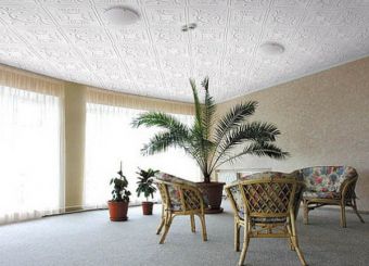 Как самому наклеить потолочную плитку