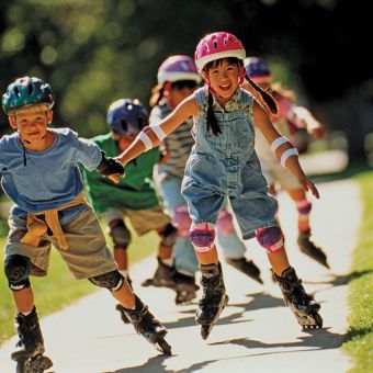 Во сколько лет можно ставить ребенка на ролики