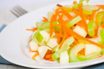 Салат из сельдерея с яблоком и морковью: вкусно и полезно
