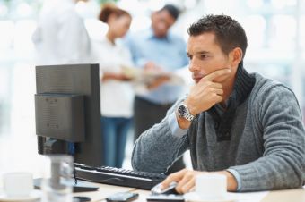Попробуйте почистить компьютер от ненужных программ и файлов вручную