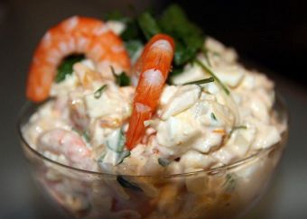 Как приготовить новогодний салат "Морской" с креветками и тунцом
