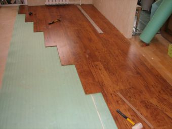 Как сделать укладку ламината на бетонный пол с подложкой