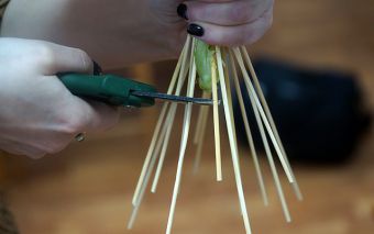 Обрежьте концы бамбуковых палочек