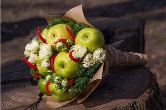 Готовый букет задекорируйте упаковочной бумагой