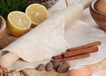 Как переложить раскатанное тесто на противень