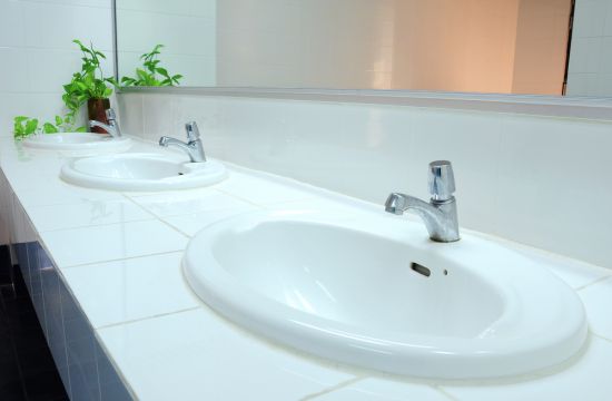 Белые смесители в ванной в интерьере