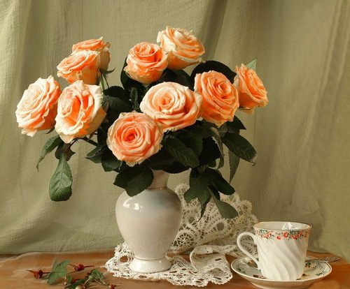 Фото розы в вазе на столе