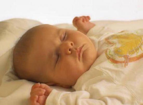 Новорожденный ребенок упал с кровати на пол