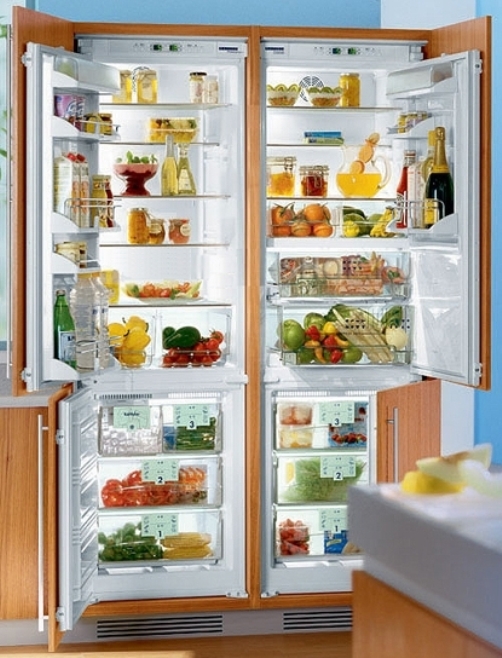 Спрятать холодильник в шкаф на кухне