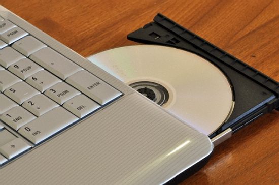 Не открывается cd rom на компьютере лампочка моргает