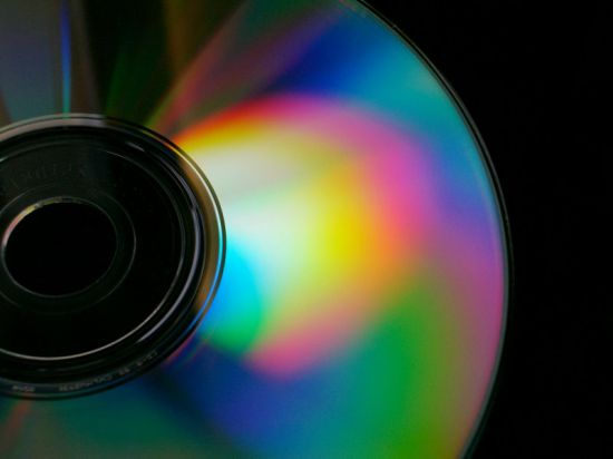 В каком году появились dvd диски в россии