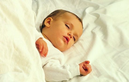 Новорожденный засыпает на руках а перекладывая в кровать просыпается