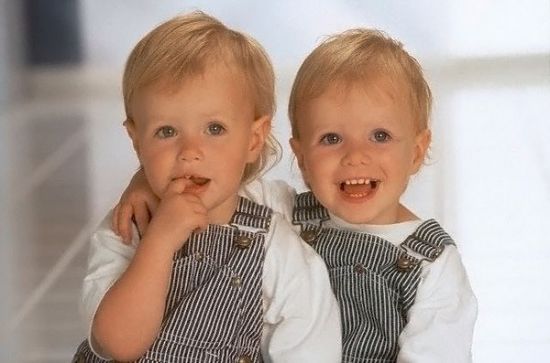 Двойняшки фото мальчик и мальчик