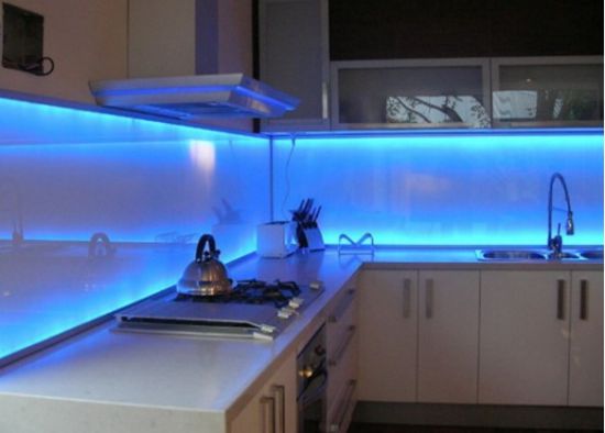 Стеклянные шкафы на кухне с подсветкой
