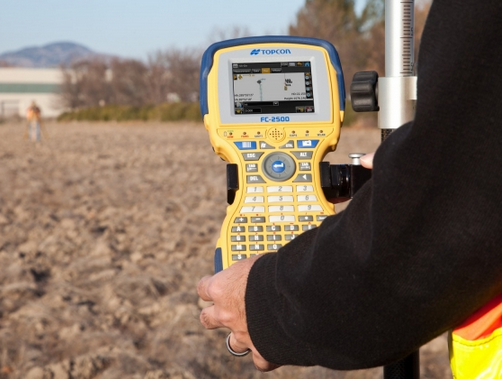 Измерение участка. Тахеометр Topcon es-105 измерение расстояний. Приборы для измерения земельных участков. Измерение гектаров прибор. Прибор для измерения земли в сотках.