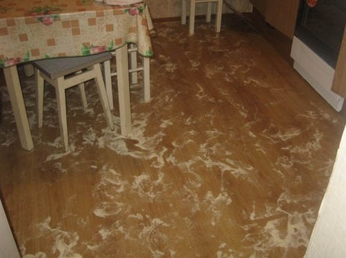 Затопило квартиру. Затопило кухню. Вода на полу в квартире. Полы после потопа ламинат.