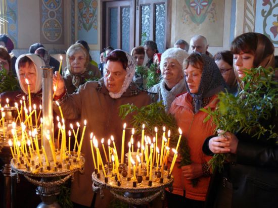 Как правильно ставить свечи в православном храме где ставят свечи за