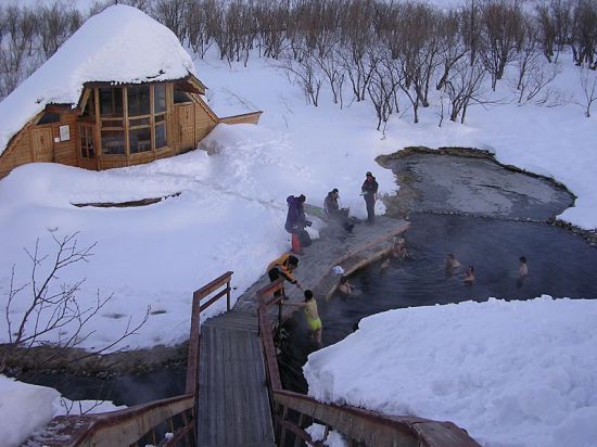 На холодных столах в замерзшей воде