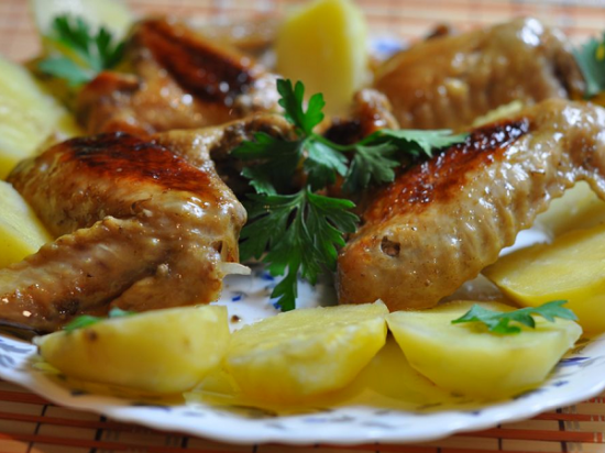 Крылышки в духовке с хрустящей корочкой с картошкой по деревенски рецепт с фото