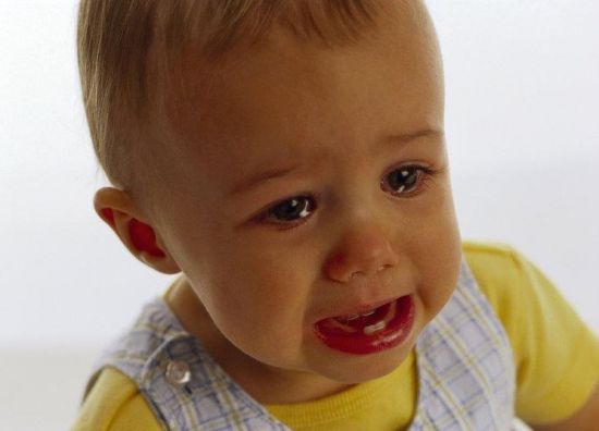 Ребенок упал с кровати и пошла кровь из носа